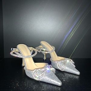 Mach & Mach
Glitter Double Crystal Bow Pointed Toe Pump